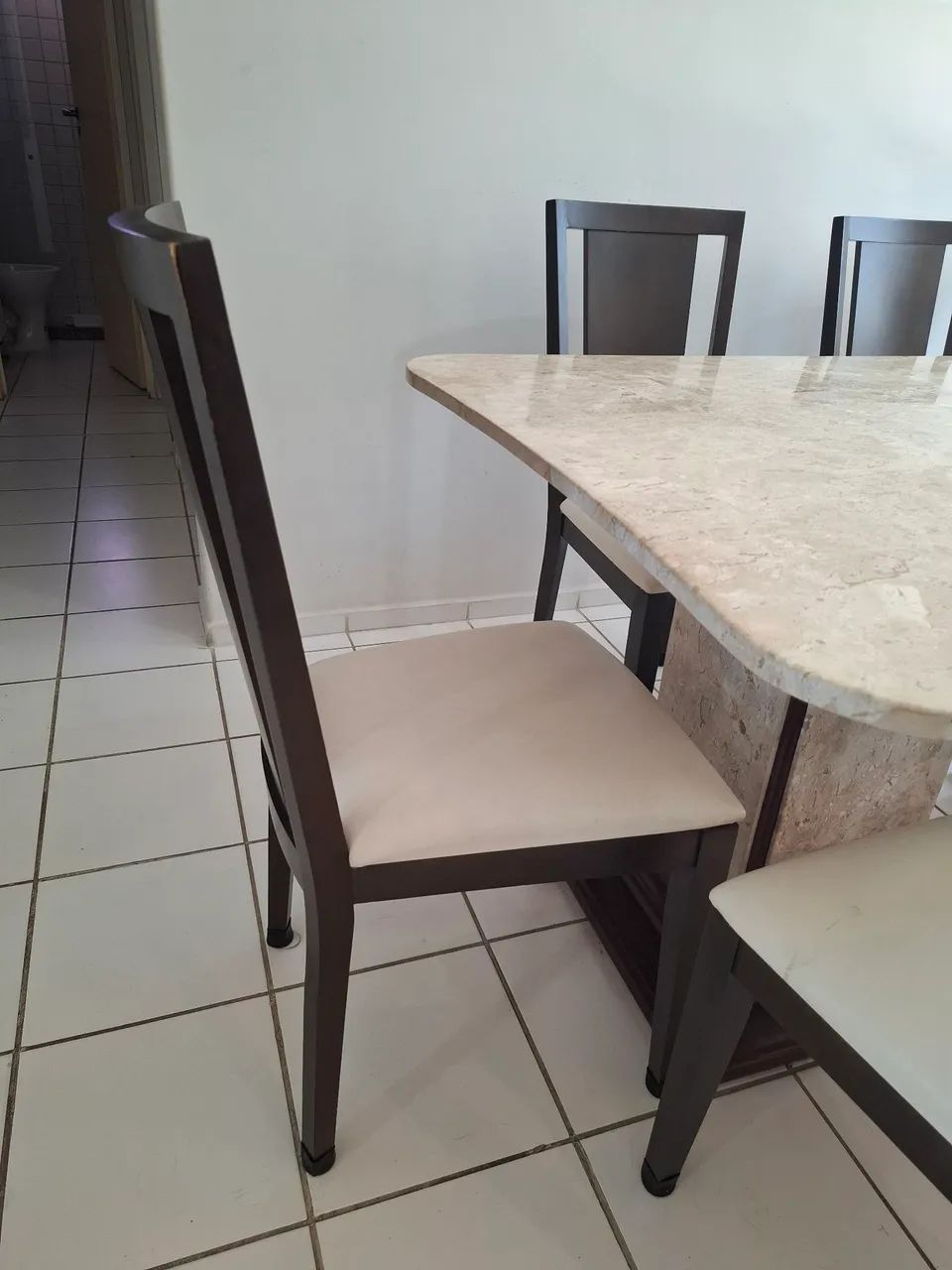 Lindíssima Mesa em mármore com 8 cadeiras em madeira - Foto 2