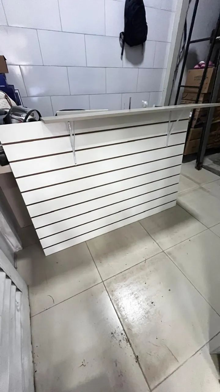 Placa ripada com prateleira 