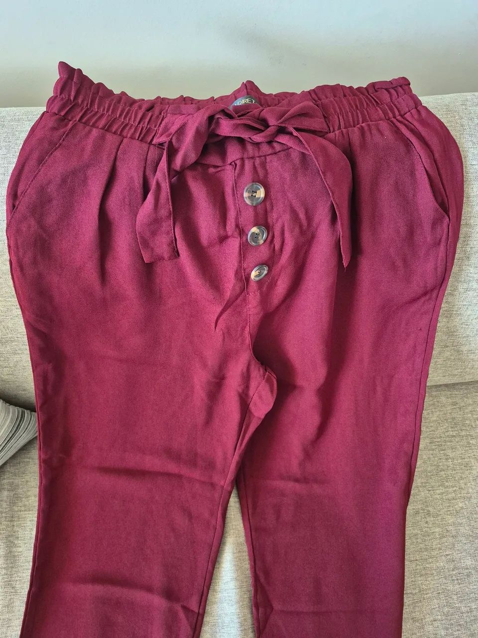 Calça feminina vinho com cinto e detalhes