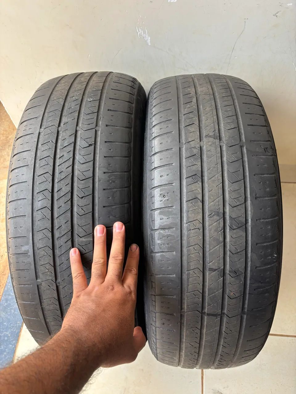 Pneus 225/60 R18 - Peças para tratores e máquinas - Loteamento