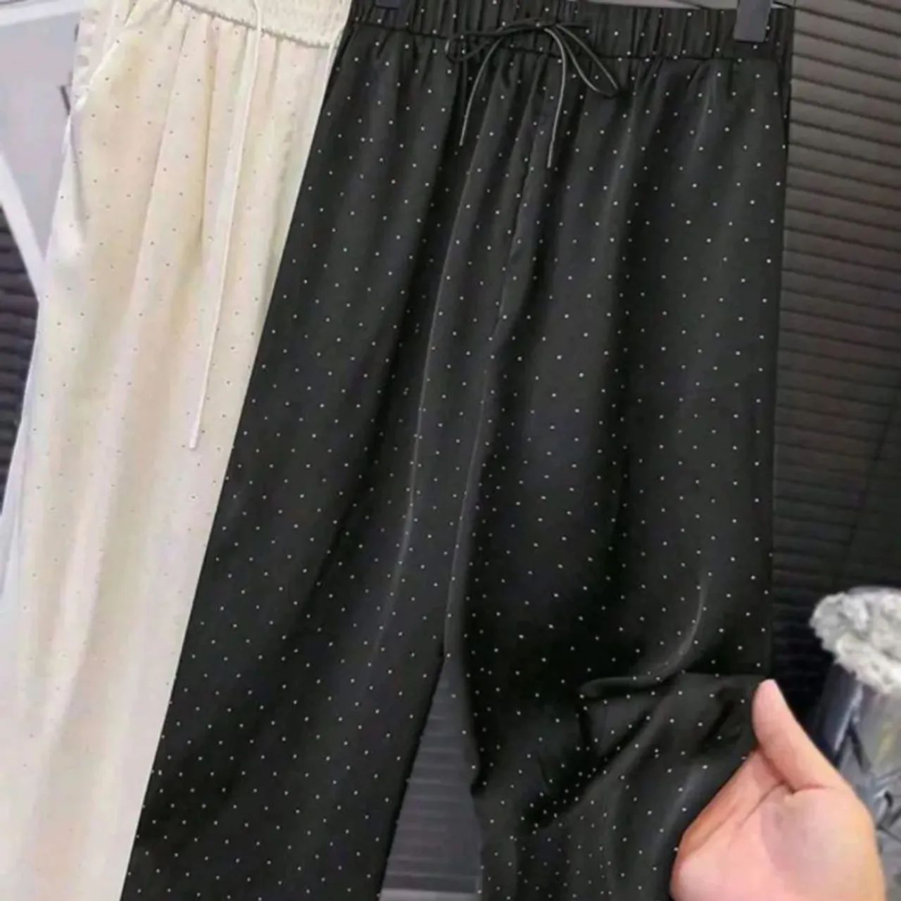 Calça feminina preta com strass tecido tipo seda veste M ao G<br>
