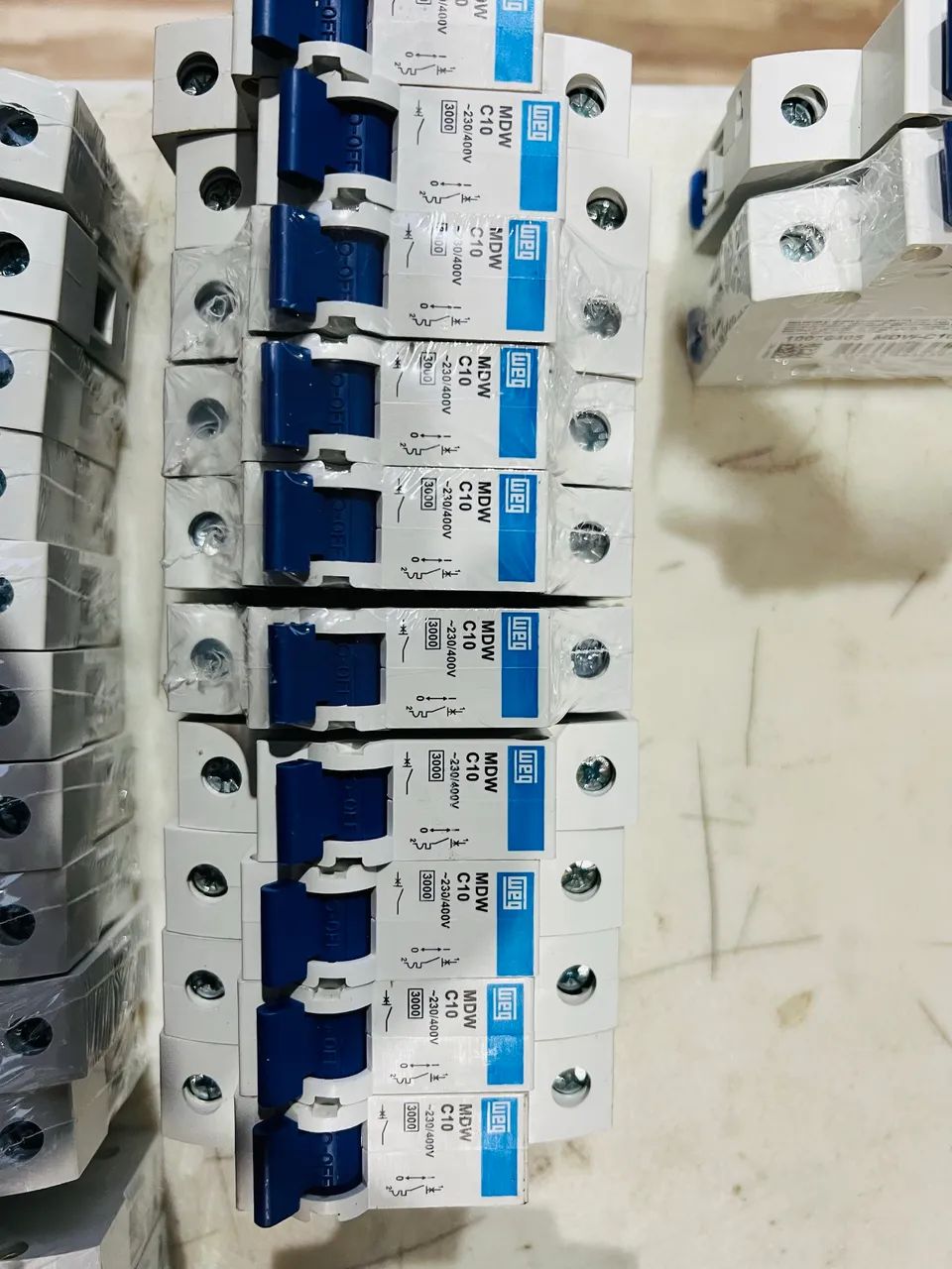 Lote de Disjuntores WEG Novos - 10A / 25A / 63A - Foto 2