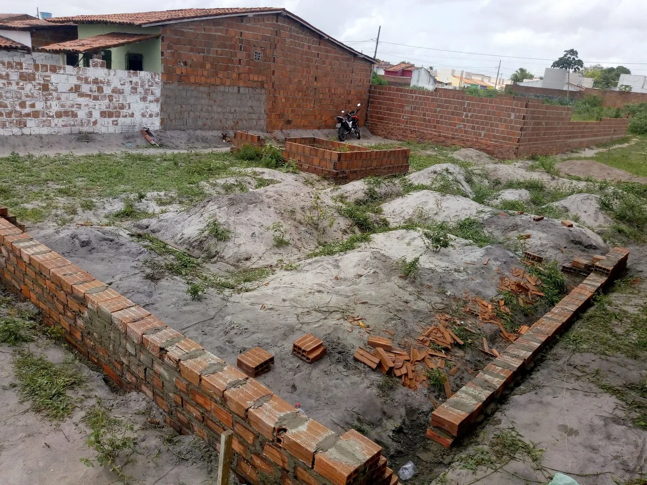 Terreno em Marcos Moura 30x7 obra iniciada pronto pra construir