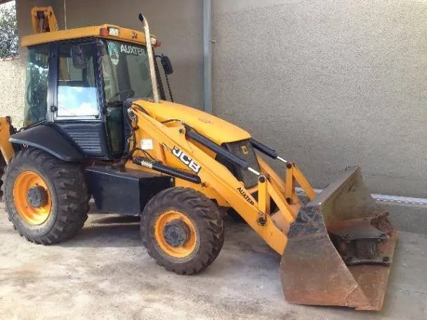 Retroescavadeira JCB 3C Plus 4x4 ano 2012