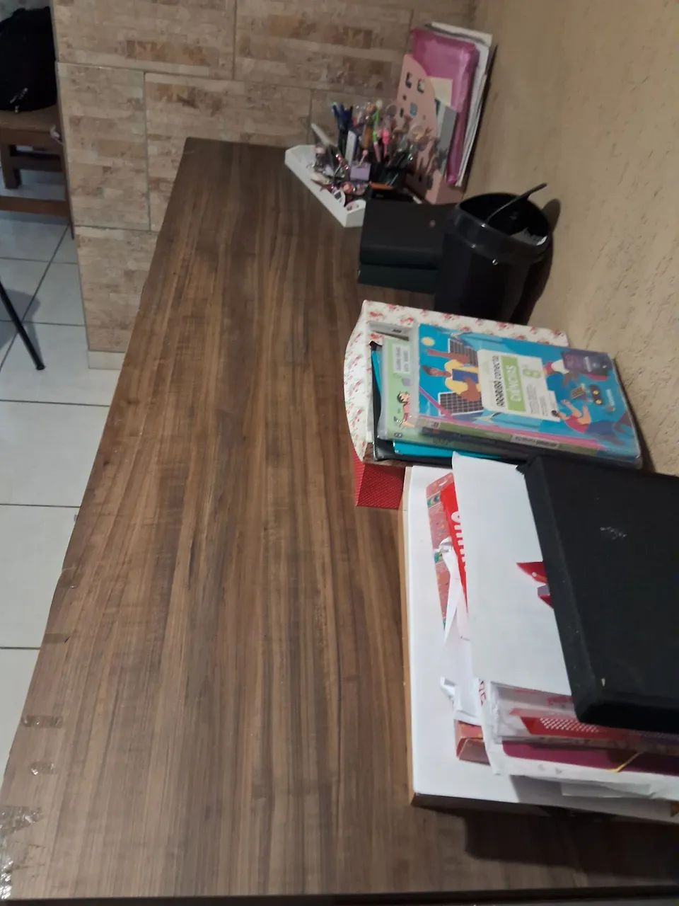 Mesa de escritório e estante.64520782012163121