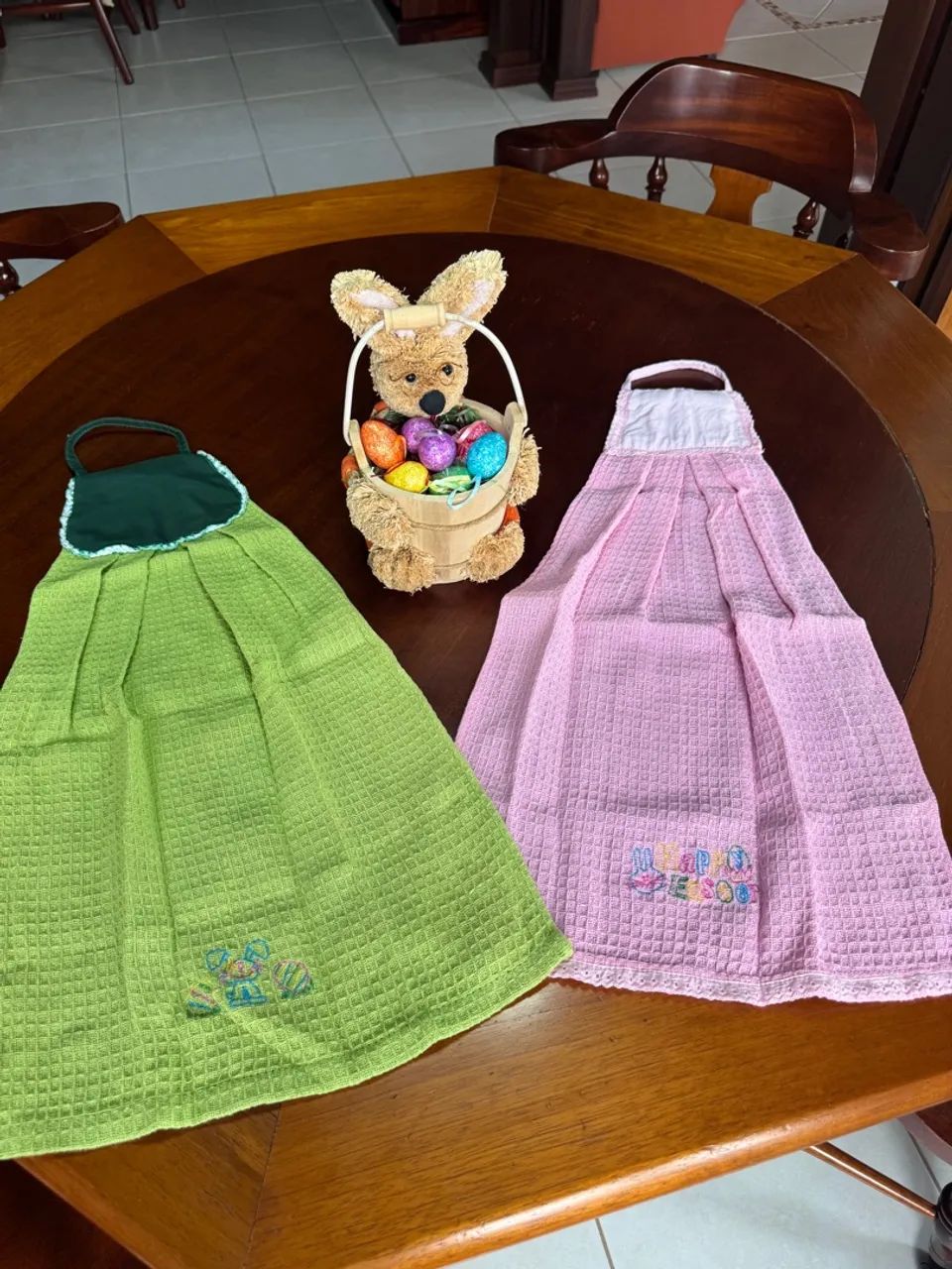 DUAS TOALHAS DE MÃO BORDADAS DE PÁSCOA 