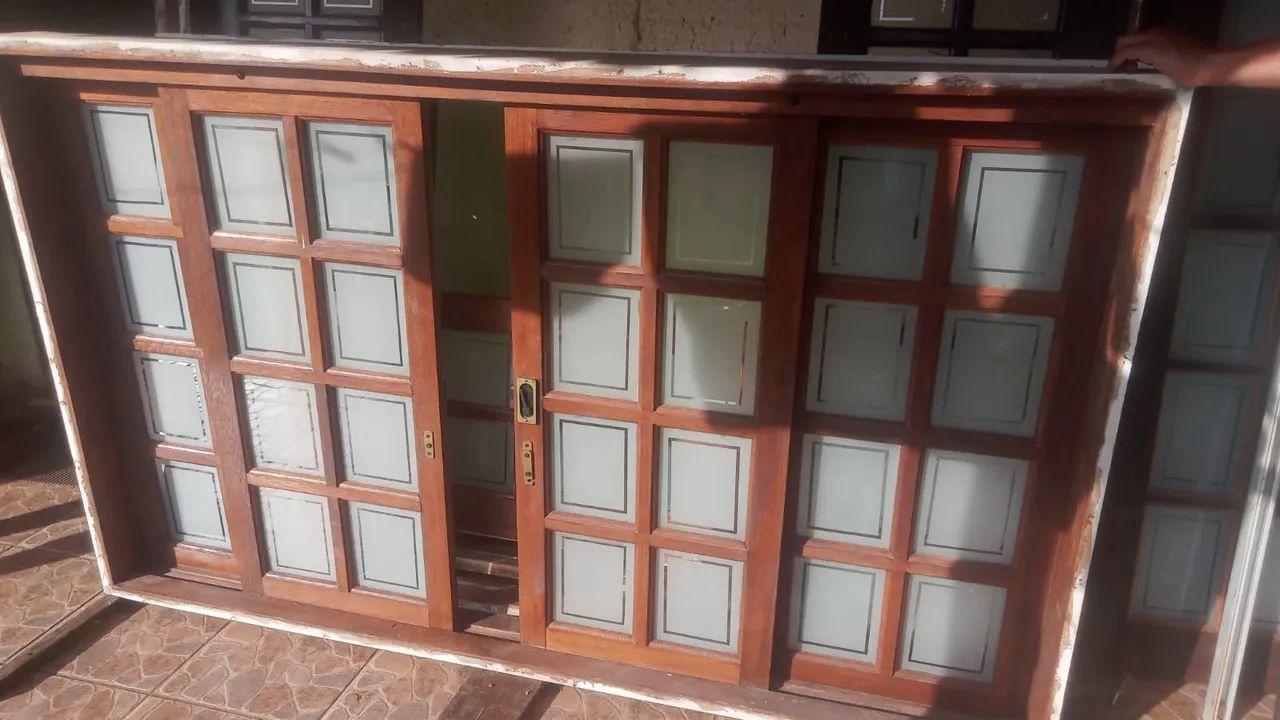 Vendo 2 portas e 4 janelas,todas com vidro.madeira maciça  - Foto 2
