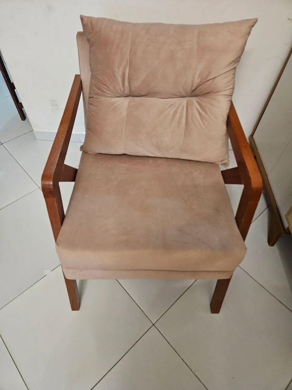 Poltrona em madeira com estofado bege