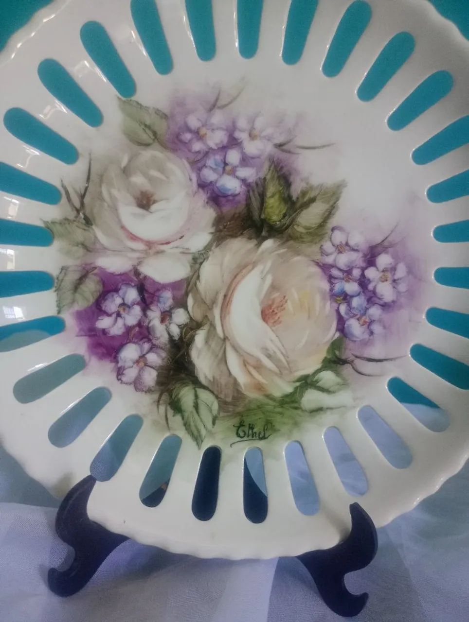 Prato de porcelana pintado a mão com rosas e violetas <br><br>19 cm<br> - Foto 2