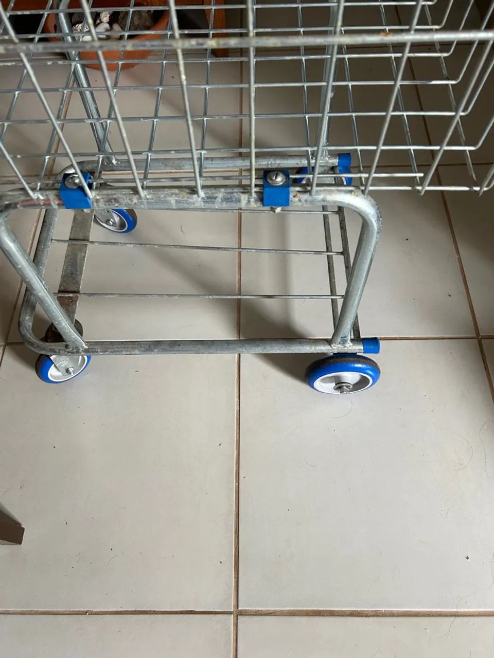 Carrinho de compras de metal com 4 rodas - Foto 4