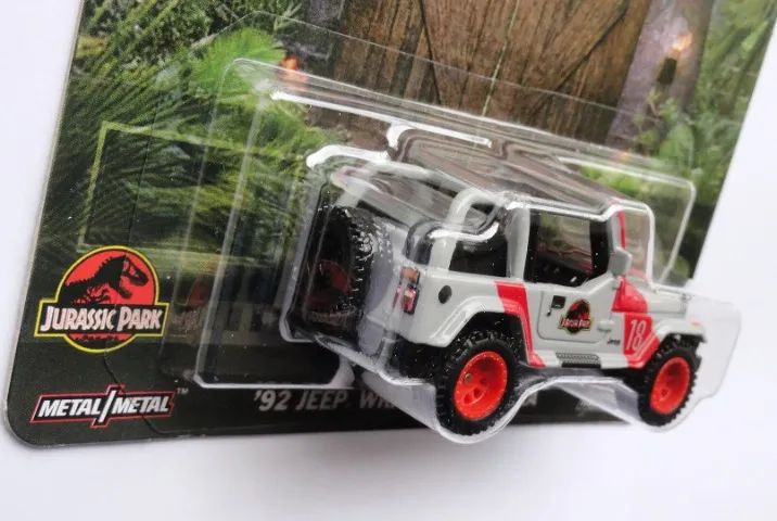 hot wheels jurassic park 92 jeep wrangler sahara pneus de borracha premium - Foto 5