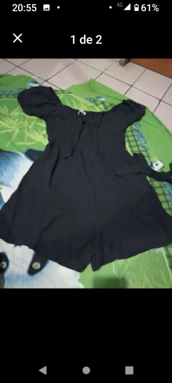 Macacão curto preto com detalhe de manga