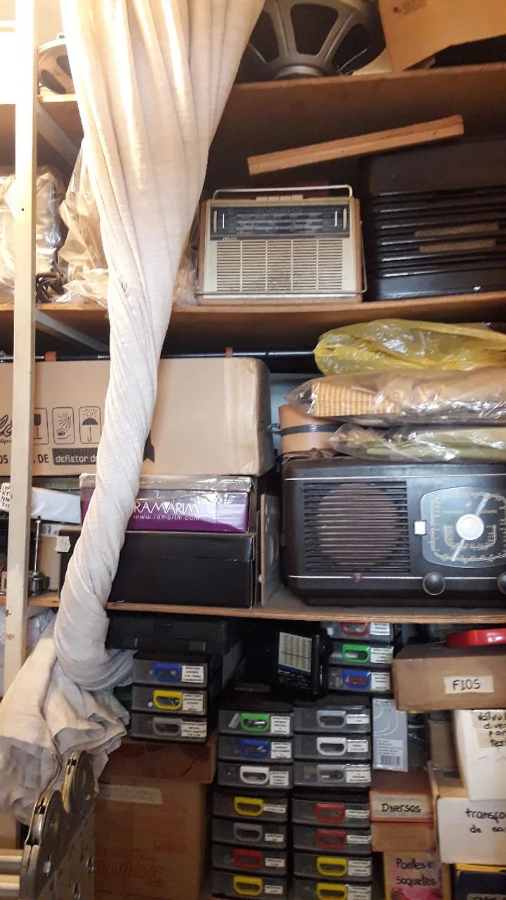 FUNDO DE OFICINA ELETRÔNICA - LOTE DE PEÇAS PARA RÁDIOS VALVULADOS - Foto 4