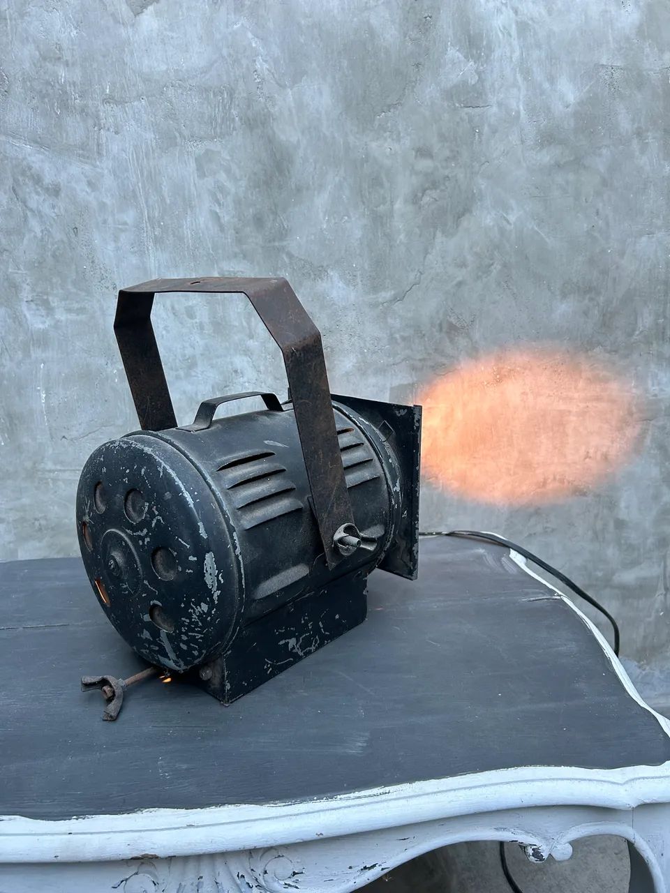 Luminária tipo projetor industrial antigo com lâmpada