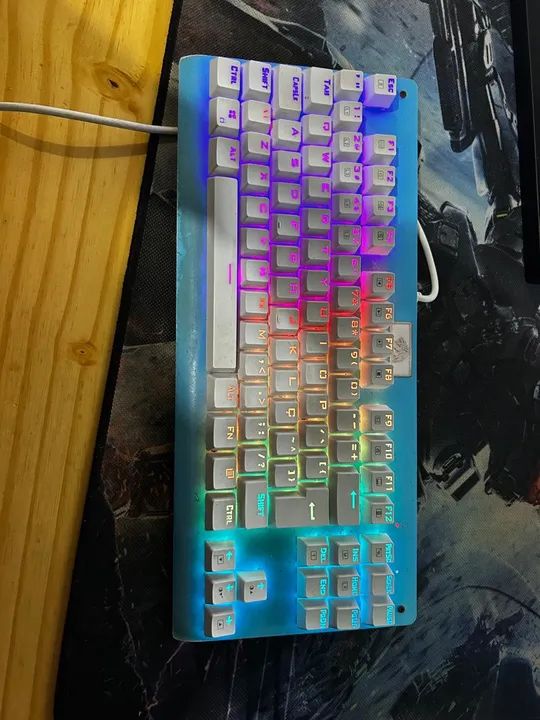 Teclado Mecânico Redragon Dark Avenger RGB Lunar White Switch azul K568W-RGB