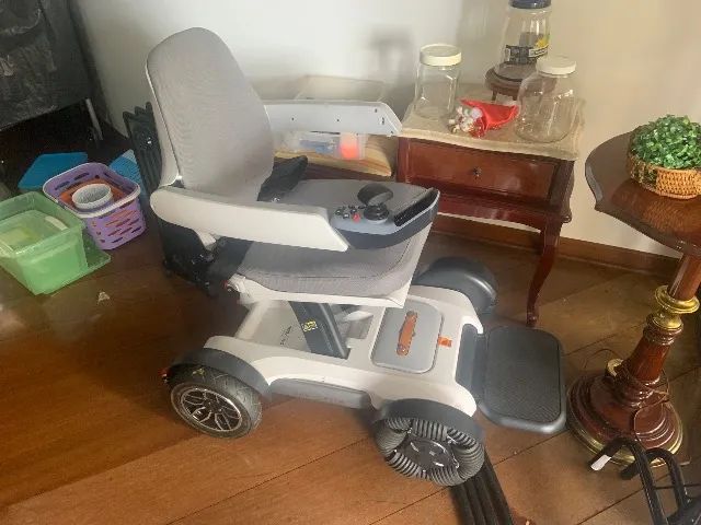 Cadeira de Rodas Spacemed Motorizada Dobrável Dellamed Cinza