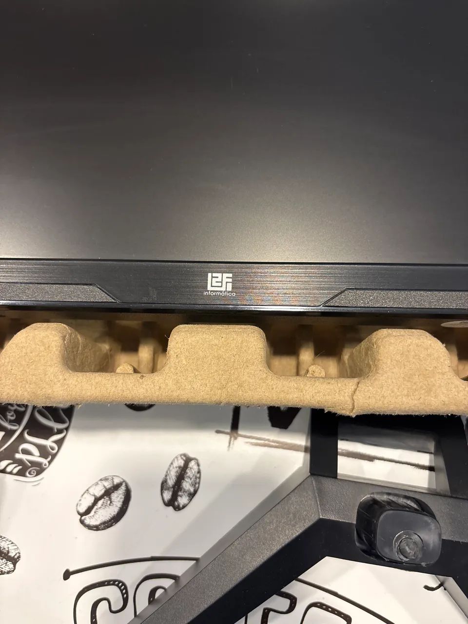 monitor de LED widescreen com suporte em formato de V e cabos de conexão inclusos - Foto 3