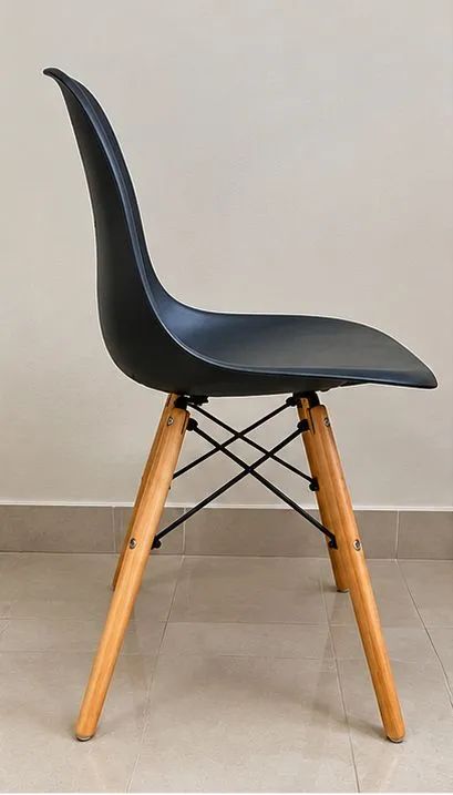 CADEIRA EAMES PRETA COM PÉS DE MADEIRA - Foto 5