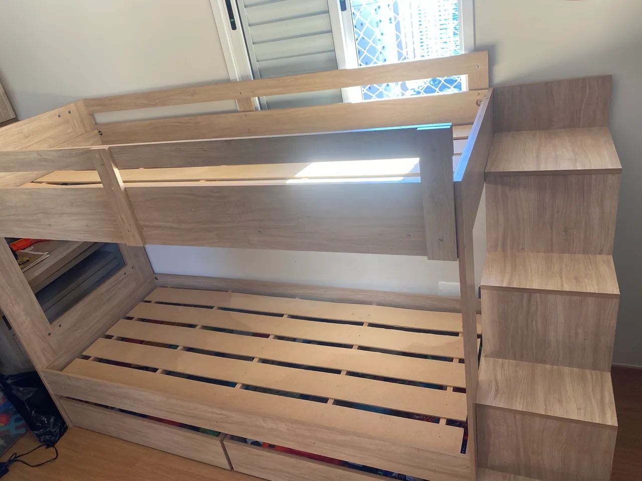 Beliche com 2 gavetas e escada lateral com nichos
