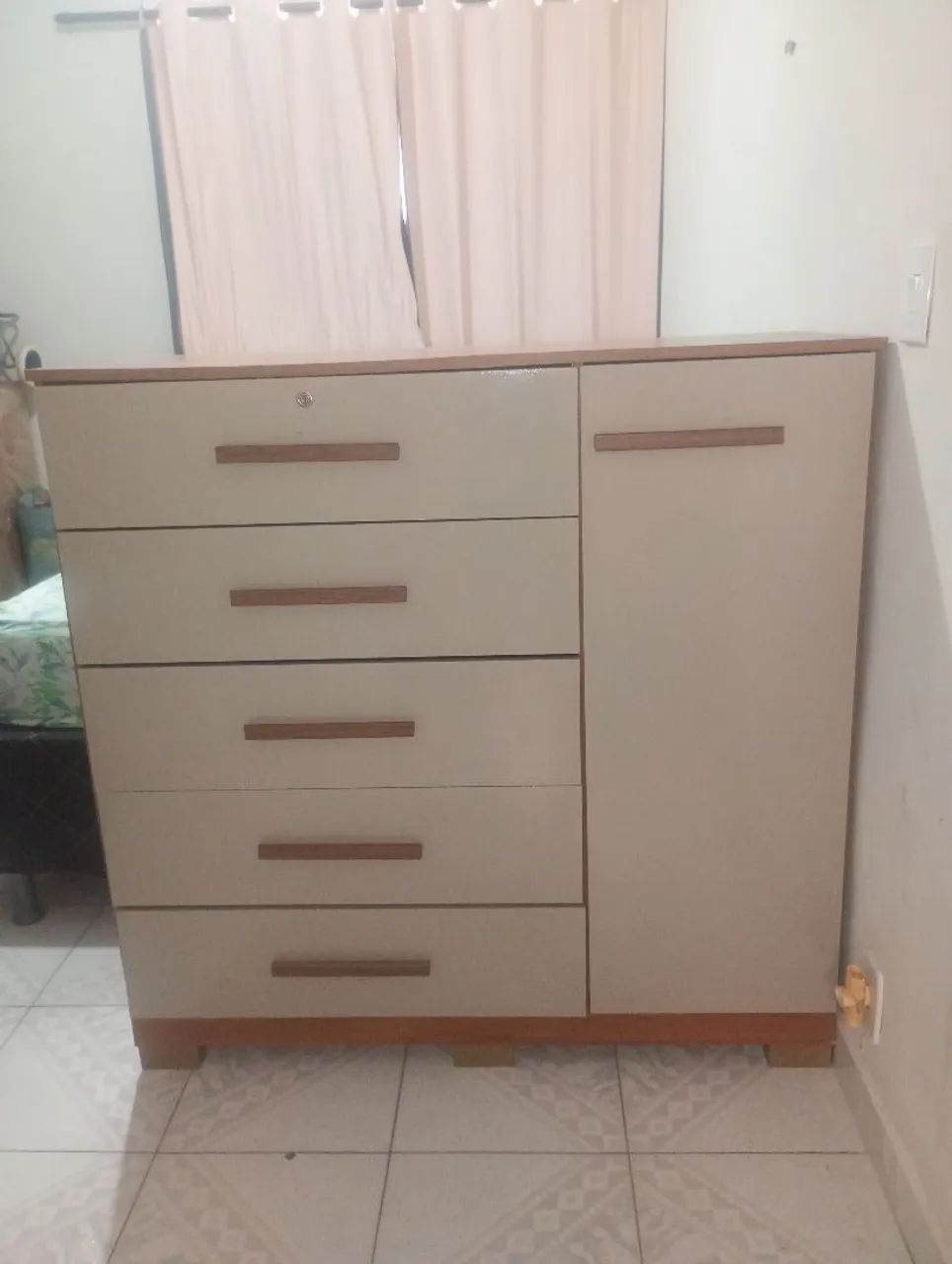 Cômoda 5 gavetas e 1 porta 