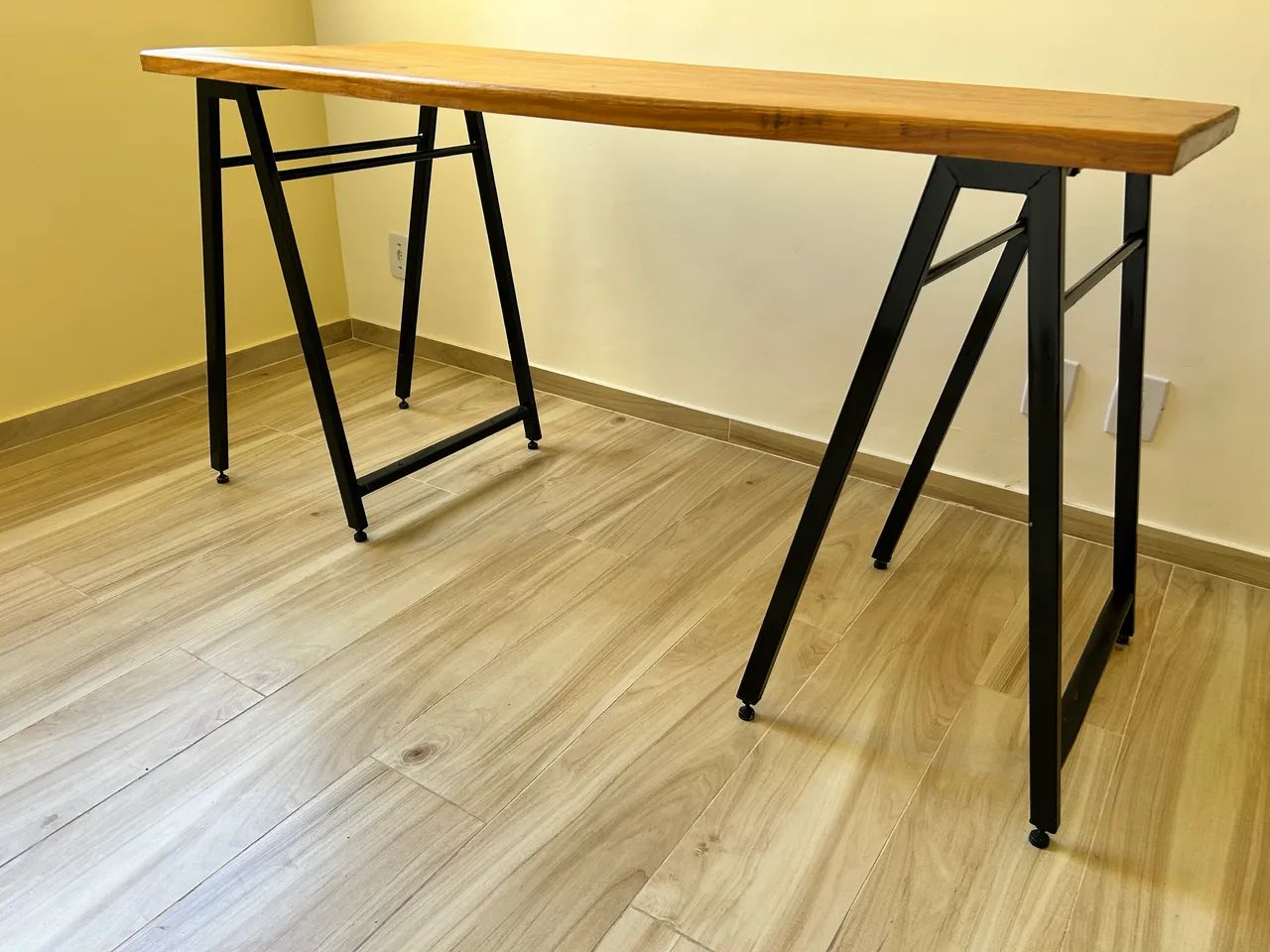 Mesa de escritório de madeira 