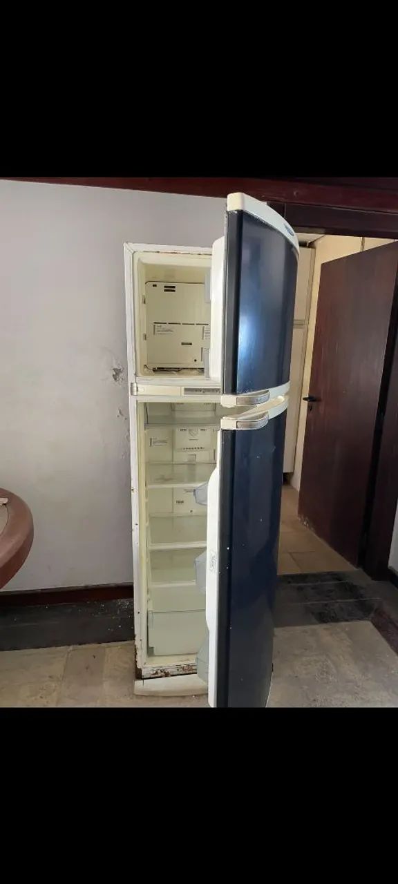 Vendo geladeira e mesa 
