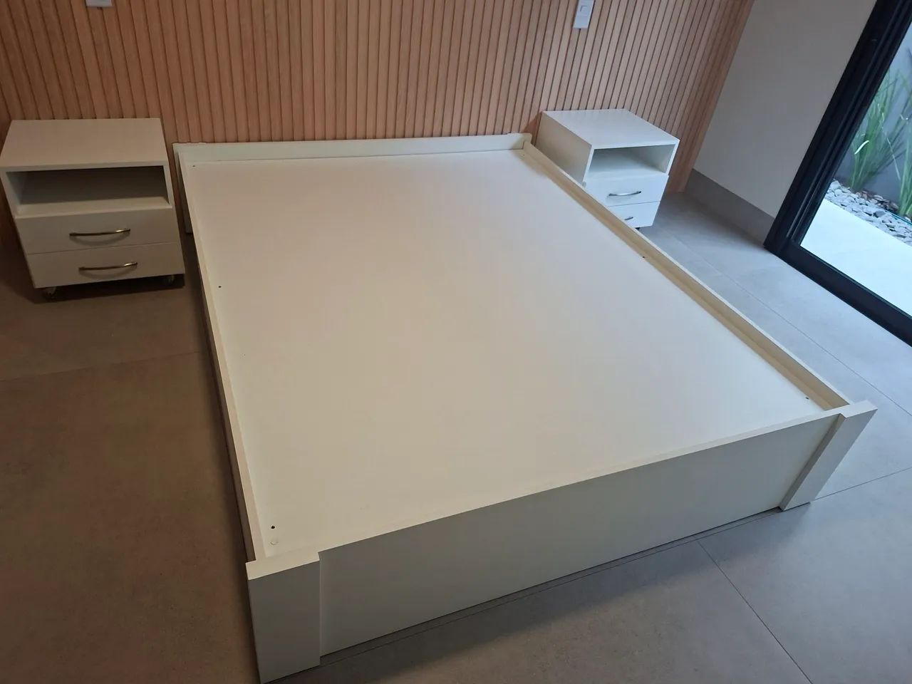 Cama Queen + 2 criados mudos - Foto 5