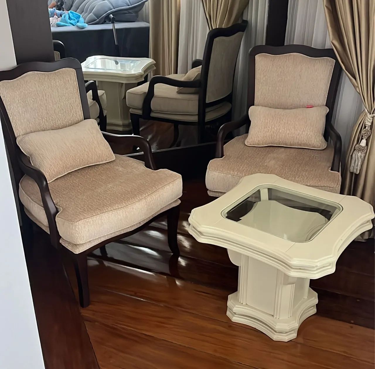 POLTRONAS + MESA DE CENTRO 