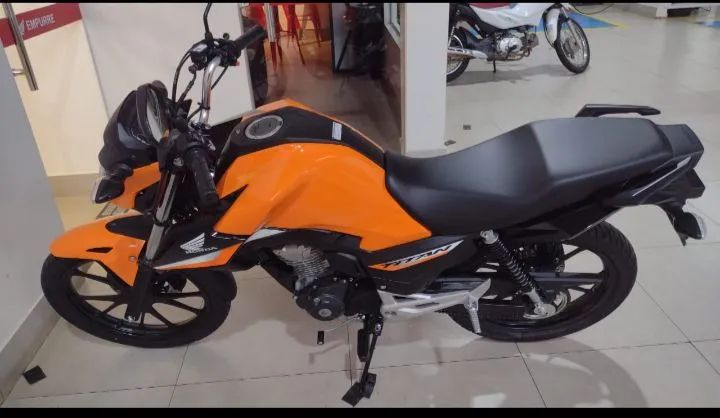 Vende-se Titan 160 completa semi nova. 