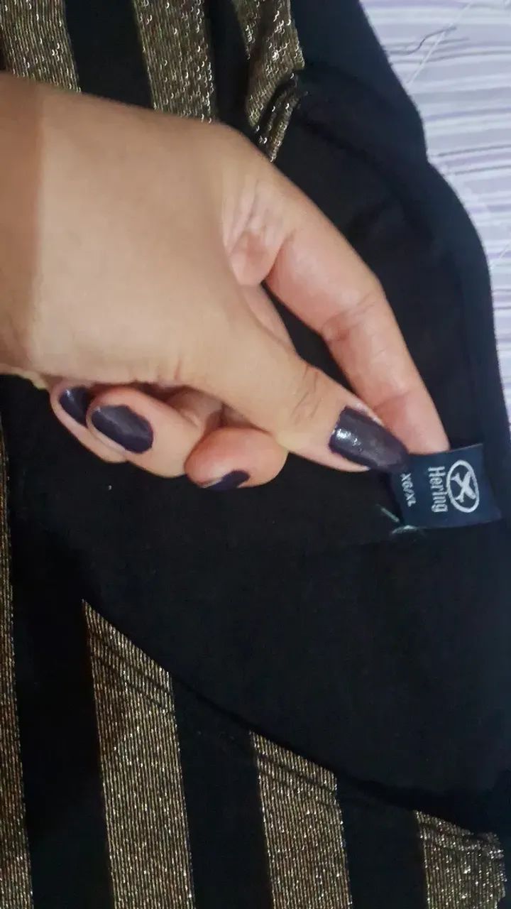 Blusa preta com brilho dourado XL - Foto 3