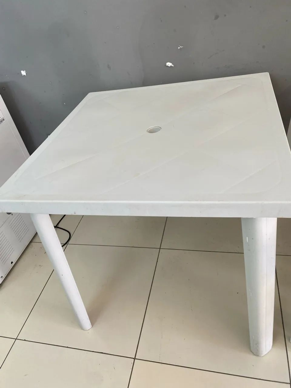 2 mesas de plástico 