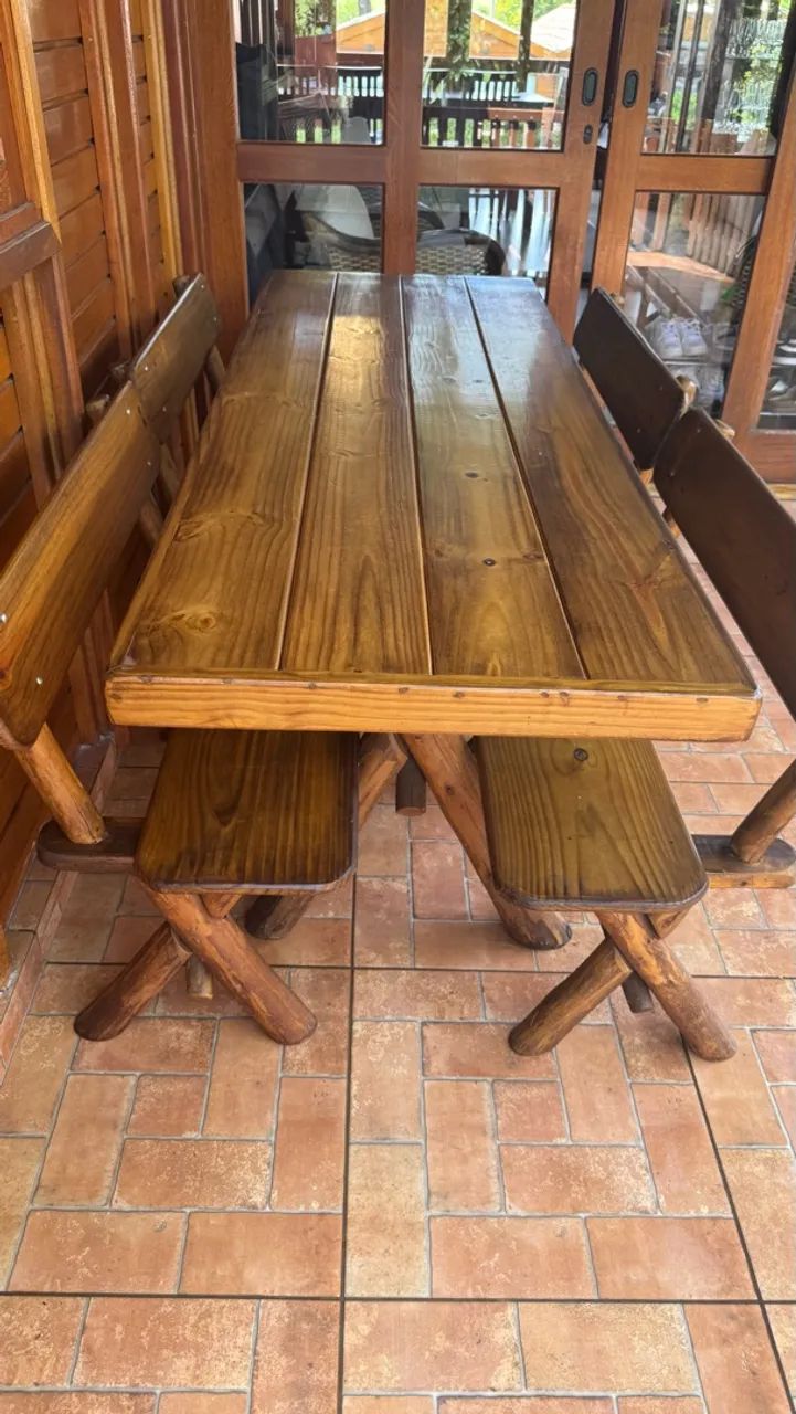Mesa de madeira maciça