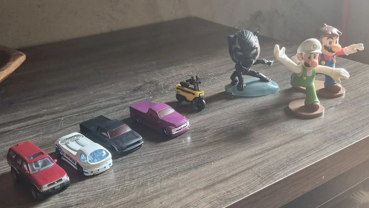 VENDO COLEÇÃO PEQUENA DE CARRINHOS HOT WHEELS E BONECOS