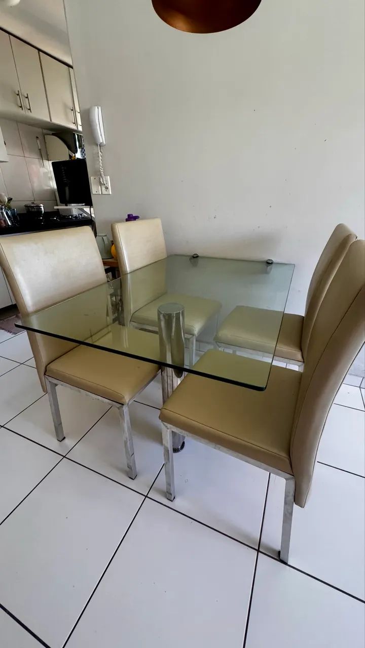VENDE-SE mesa com 4 cadeiras