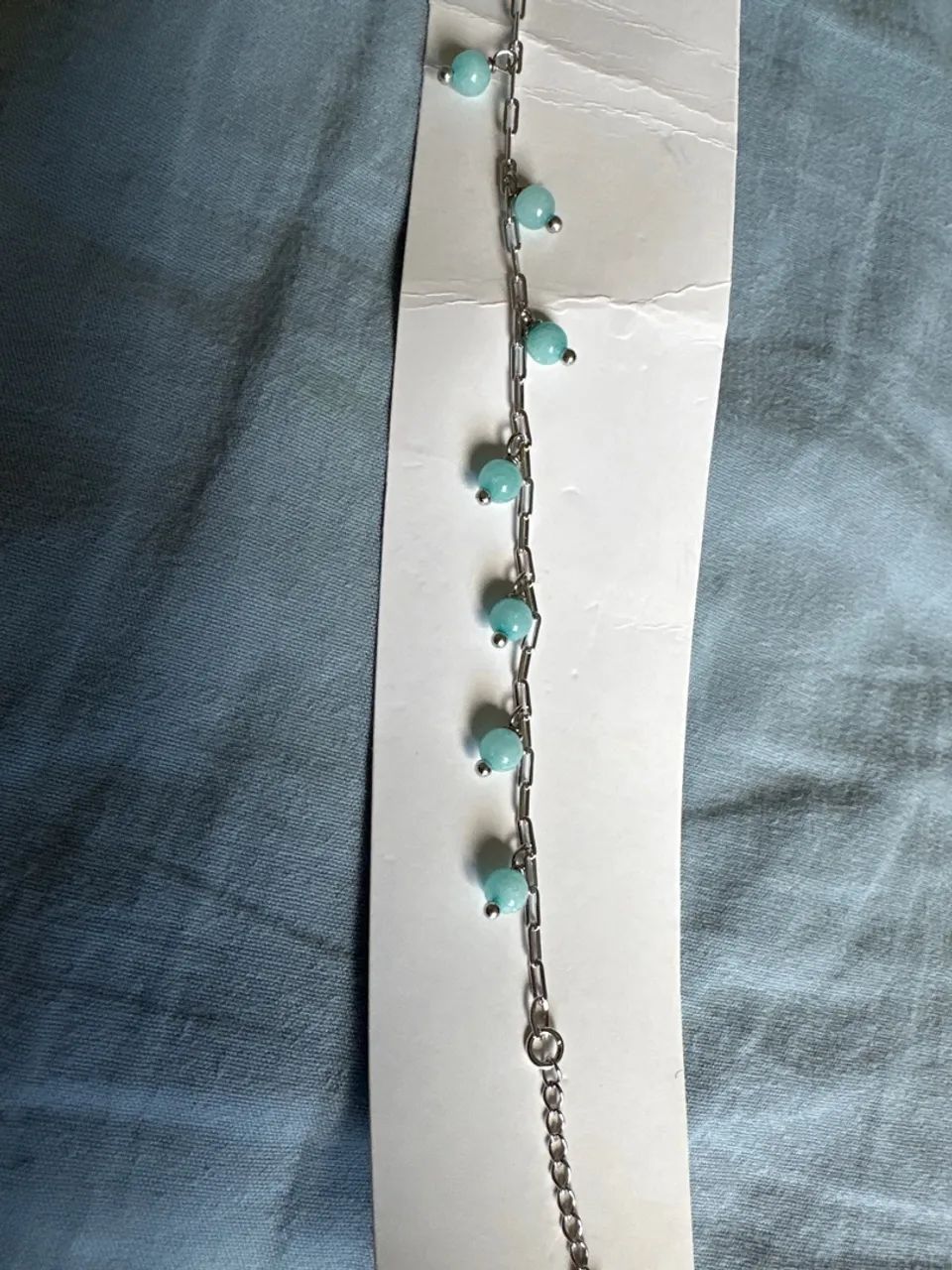 Pulseira prateada com pedrinhas azul clara  - Foto 3