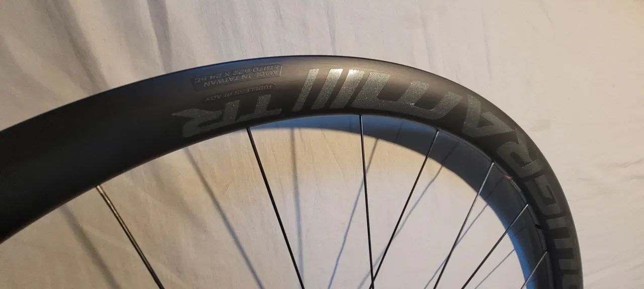 Roda carbono hollowgram tr