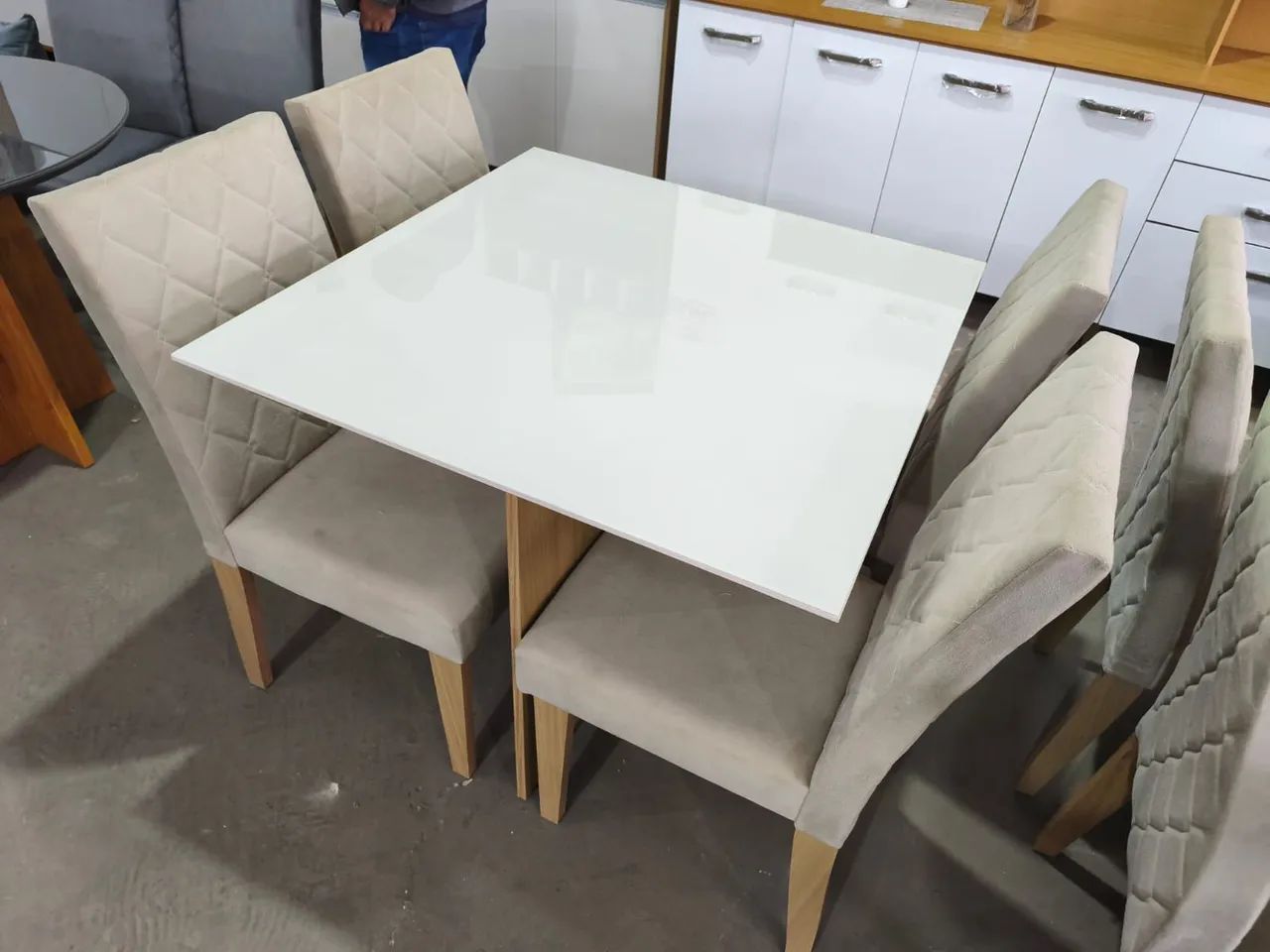 Mesa hello com 4 cadeiras na promoção 