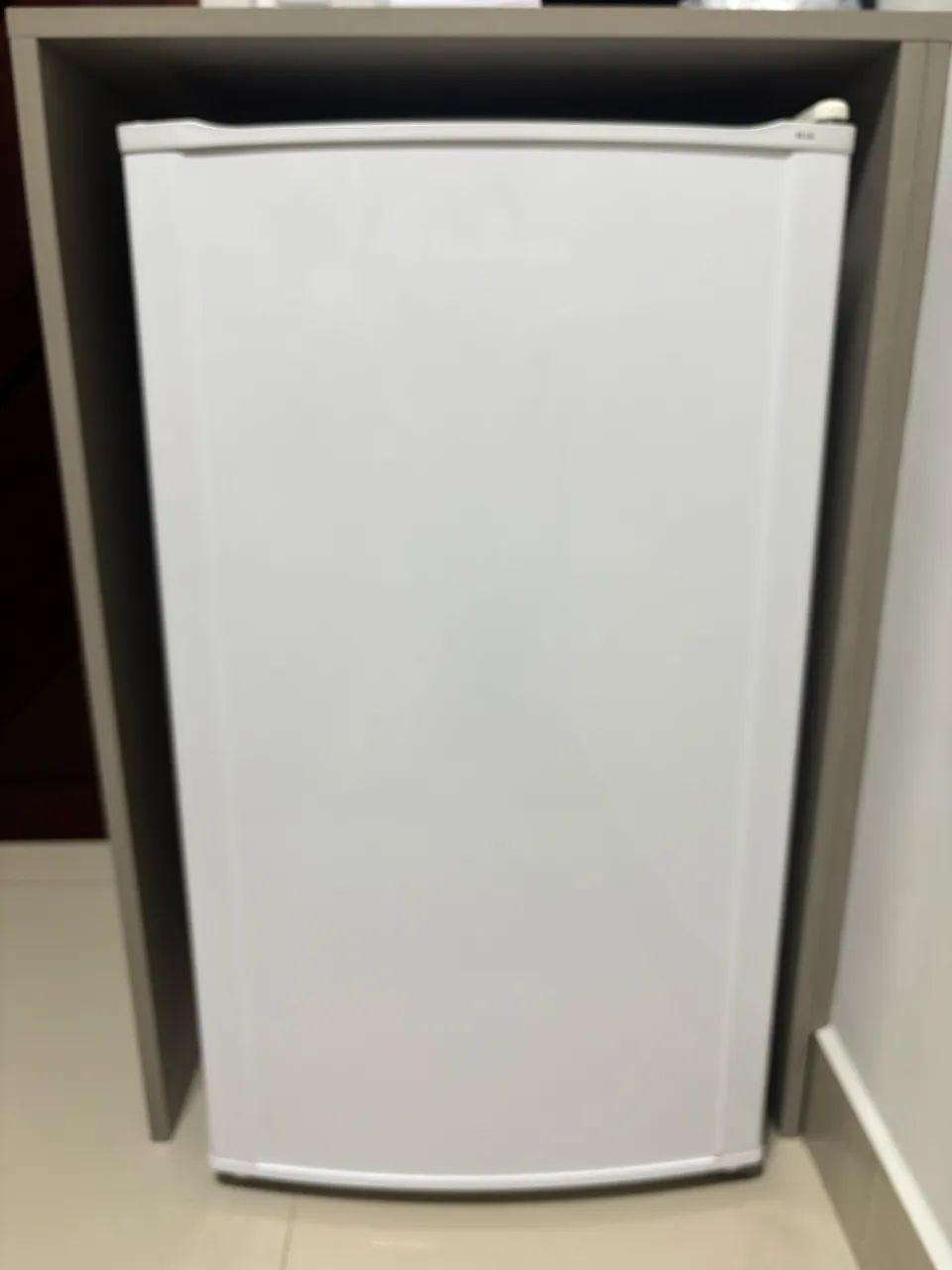Frigobar Electrolux modelo RE120 branco 220v - Foto 5