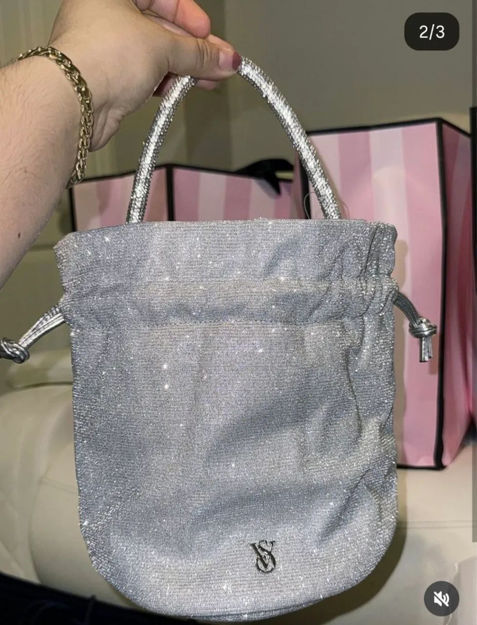Bolsa Victorias Secret Bucket prata  - Foto 3
