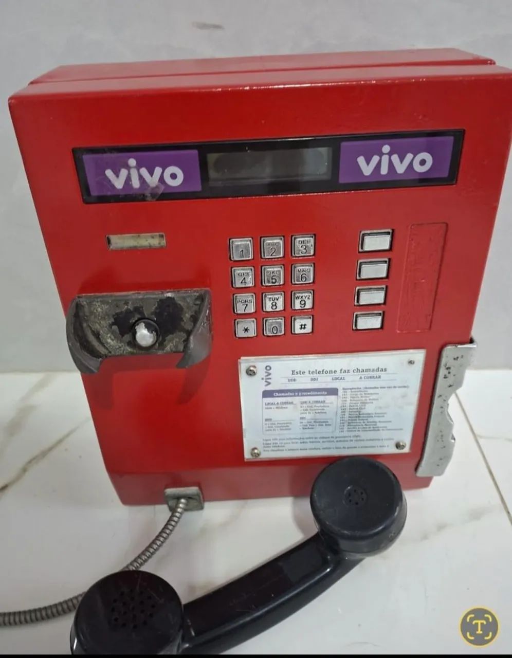 Aparelho telefônico orelhão 