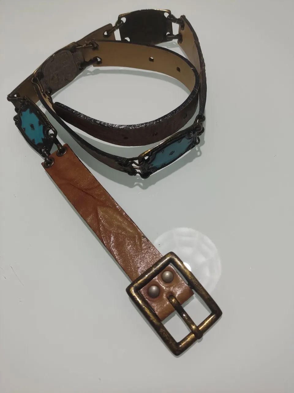 Cinto de couro caramelo com detalhes em metal azul 