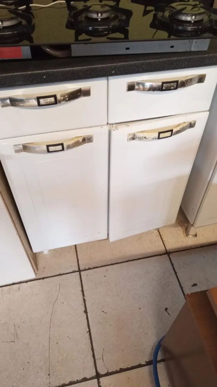 BALCÃO DE COZINHA COM ARMARIO MUITO CONSERVADO 