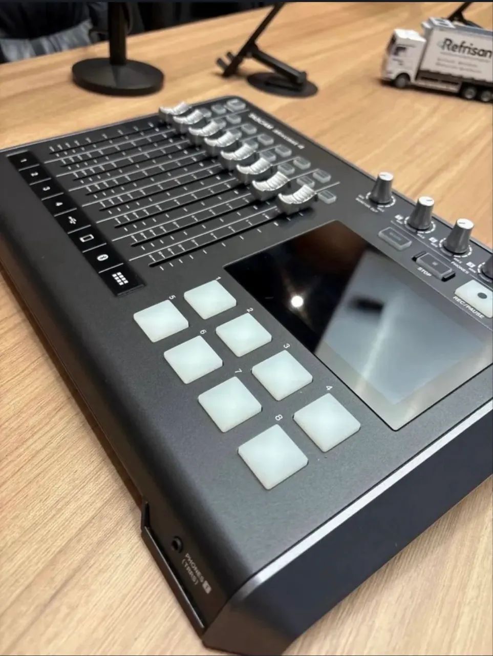 Mesa Tascam Mixcast 4 - Foto 2
