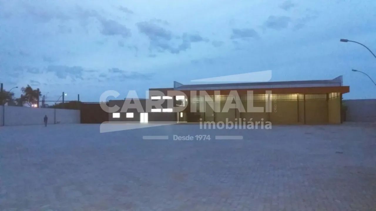 Galpão comercial de 3.500m² com escritório, varias salas e amplamente pavimentado para Loc - Foto 2