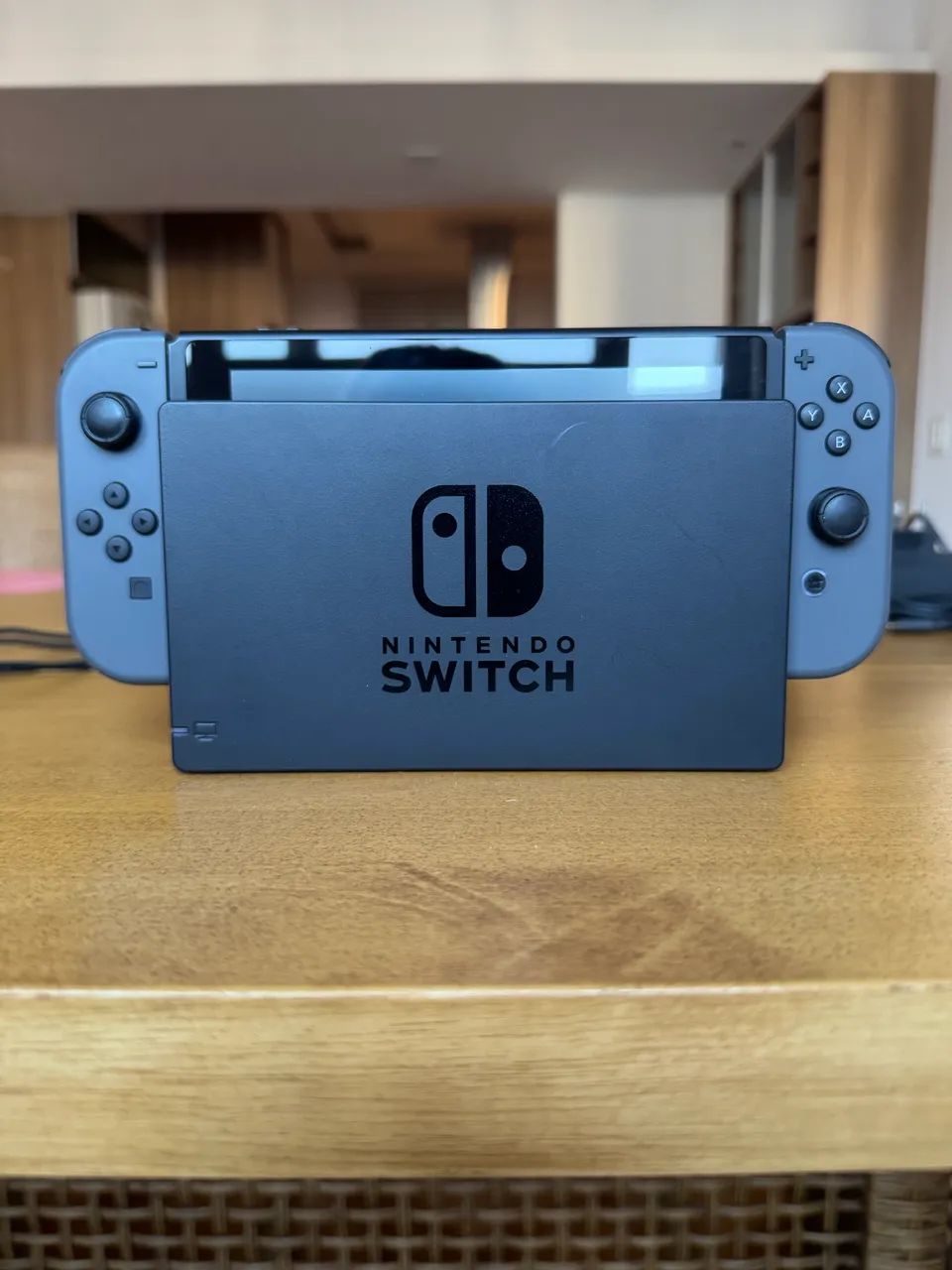 Nintendo Switch V2 (Modelo padrão) com tela LCD.