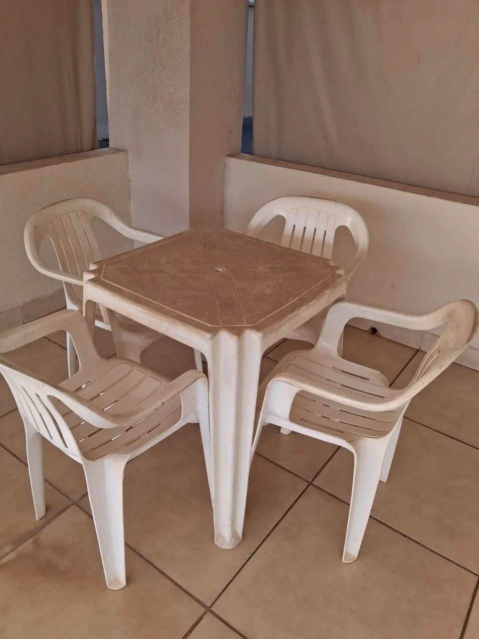 Mesa de plástico usada com avarias 