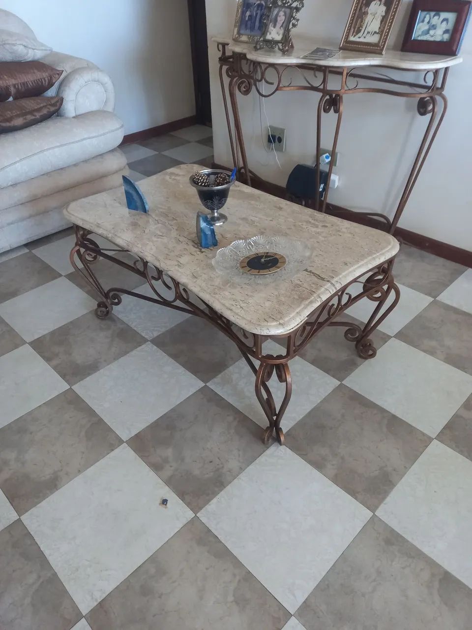 Mesa de centro clássico.  Ferro forjado e travertino