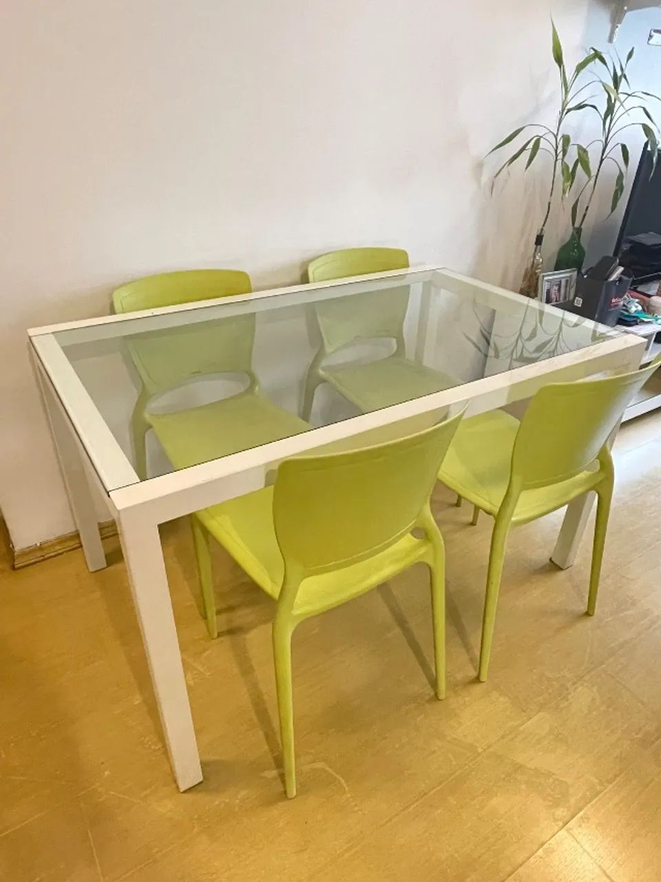Mesa com 4 cadeiras 