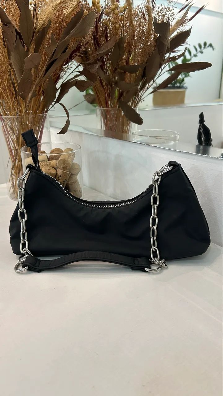 bolsa preta com corrente