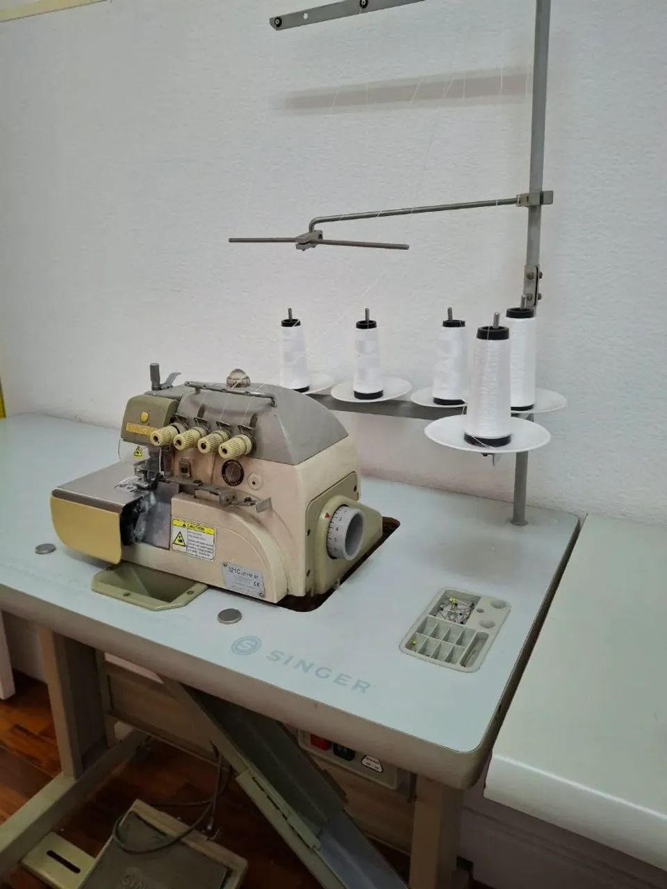 Maquina Overlock Singer  - Foto 4